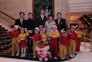 Mr Peter Wan, Vice-Chairman of Heep Hong Society, Ms Nancy Tsang, Director of Heep Hong Society, and the children and parents of Fu Cheong Centre were invited to the tree Christmas tree-lighting ceremony of Island Shangri-La, Hong Kong